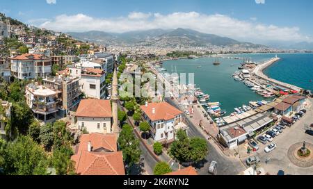 Alanya, Türkei – 18. August 2021. Blick über den Hafen von Alanya, Türkei. Blick auf Wohngebäude, Gewerbeimmobilien, Boote und Autos. Stockfoto