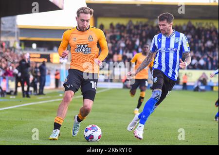 Marvin Johnson (18 Sheffield Wednesday) fordert Sam Smith (10 Cambridge United)während des Spiels der Sky Bet League 1 zwischen Cambridge United und Sheffield am Mittwoch im R Costings Abbey Stadium, Cambridge, am Samstag, 15.. Oktober 2022 heraus. (Kredit: Kevin Hodgson | MI News) Kredit: MI Nachrichten & Sport /Alamy Live News Stockfoto