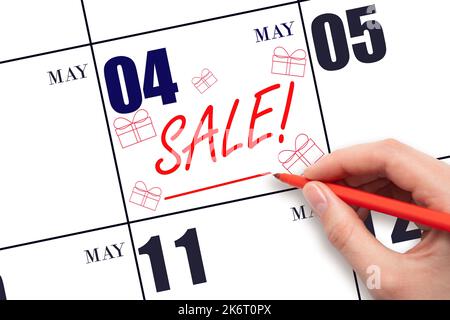 4. Tage im Mai. Handgeschriebene TEXTVERKÄUFE und -Zeichnungen von Geschenkschachteln am Kalenderdatum Mai 4. Erinnerung Zum Einkauf. Online-Shopping. Frühlingsmonat, Tag des Yea Stockfoto