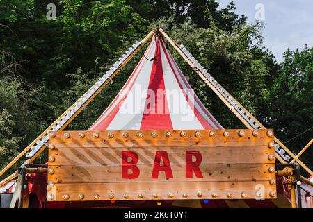 WORTBAR am Holzschild mit Glühbirnen. Vintage-Schild. Vintage-Außendesign der Bar oder des Pubs beim Food and Drink Festival. Bar, Café oder Restaurant Stockfoto