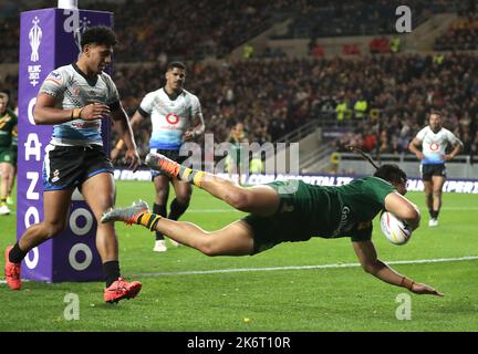 Der Australier Jeremiah Nanai punktet beim Rugby League World Cup-Spiel der Gruppe B im Headingley Stadium, Leeds, beim ersten Versuch seiner Mannschaft. Bilddatum: Samstag, 15. Oktober 2022. Stockfoto