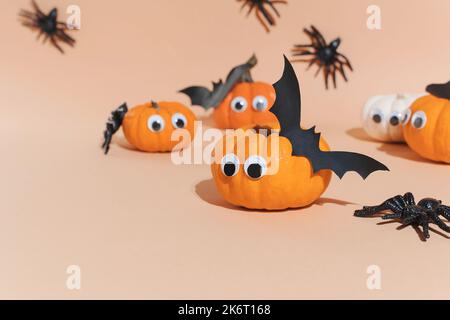 Halloween Hintergrund. Deko für Halloween Party - niedliche Kürbisse mit Augen und lustigen Gesichtern. Setze Kürbis-Monster, kriechende Spinnen. Kopierbereich, ar Stockfoto