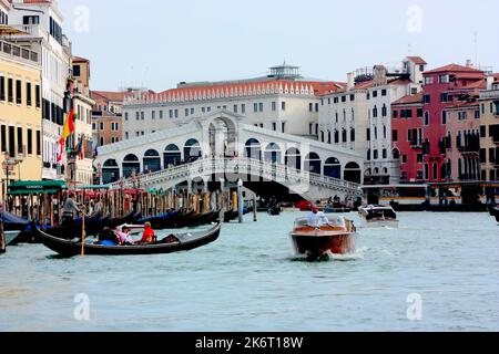 Gondeln und Wassertaxis auf den Kanälen in Venedig Stockfoto