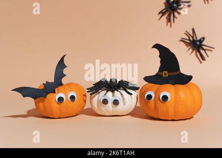 Deko für Halloween Party - niedliche Kürbisköpfe mit Augen und guten Gesichtern. Hexenhut, fliegende Fledermaus und Spinnen. Keine gruselige Halloween Dekoration. Art A Stockfoto