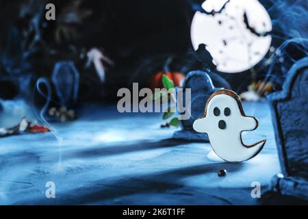Halloween Hintergrund mit niedlichen Geist fliegen in der Nacht auf Friedhof zwischen Grabsteinen unter dem blauen Licht des Mondes. Fledermaus Silhouetten. Friedhof in Th Stockfoto