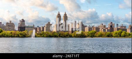 Skyline-Panorama von New York mit Eldorado-Gebäude und Stausee mit Brunnen im Central Park in Midtown Manhattan Stockfoto