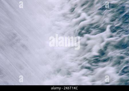 Abstrakter Hintergrund Herbst Wasser fließt im Fluss Stockfoto