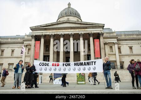 London, Großbritannien. 14.. Oktober 2022. Extinction Rebellion Klimaaktivisten versammeln sich auf dem Trafalgar Square vor einem We Can't Henson This Any More Protest To Stockfoto