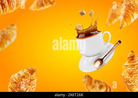 Frisch gebackene Frühstückscroissants mit Käseflocken Krümel, Tasse heißen Kaffee fliegen. Stockfoto