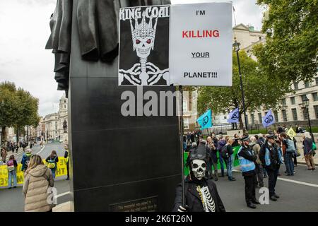 London, Großbritannien. 14.. Oktober 2022. Klimaaktivisten von Extinction Rebellion Block Whitehall außerhalb der Downing Street als Teil eines We Can't Dispense This Any More Massenakts zivilen Ungehorsams, der das Klima und die Lebenshaltungskosten hervorheben sollte. Extinction Rebellion-Aktivisten verbrannten auch Energierechnungen, um die Schnittstelle zwischen den beiden Krisen zu verdeutlichen. Kredit: Mark Kerrison/Alamy Live Nachrichten Stockfoto