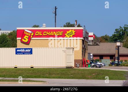 Nehmen Sie die 5, eine 5-minütige Fahrt durch die Ölwechselstation in Green Bay, Wisconsin. Stockfoto