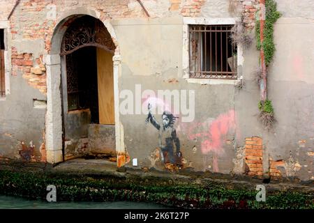 Migrantenkind, Banksy-Graffiti, Campo San Pantalon, Venedig Stockfoto