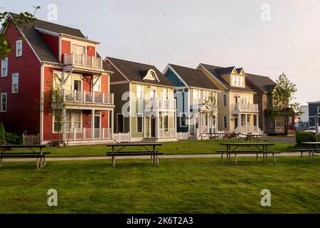 Eine Reihe von bunten Häusern im Abendlicht in Seabrook, Washington State, USA. Stockfoto