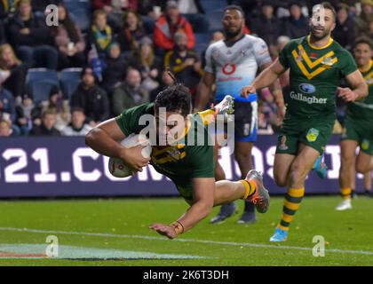 Australien gegen Fidschi: Rugby League World Cup Headingley, Leeds, West Yorkshire Jeremiah Nanai aus Australien versucht es beim Rugby League World Cup 2021 Gruppe B Spiel zwischen Australien und Fidschi am 15. Oktober 2022 im Headingley Stadium, Leeds . (Foto von Craig Cresswell/Alamy Live News) Stockfoto