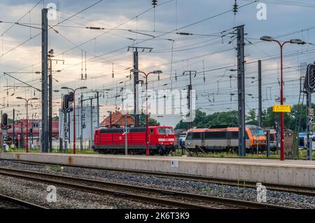STRASSBURG, FRANKREICH - 29. AUGUST 2013: Blick auf die Bahnsteige am Bahnhof Straßburg, Elsass, Frankreich Stockfoto