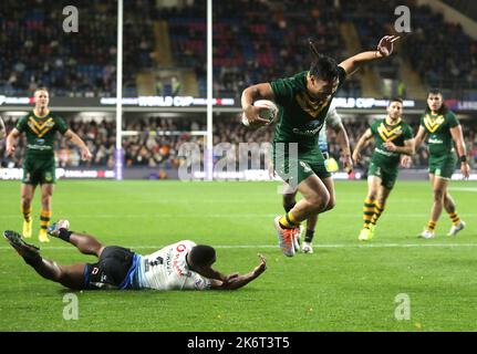 Der Australier Jeremiah Nanai entkommt Fijis SUNIA Turuva, um beim Rugby League World Cup-Spiel der Gruppe B im Headingley Stadium in Leeds den ersten Versuch seiner Mannschaft zu erzielen. Bilddatum: Samstag, 15. Oktober 2022. Stockfoto