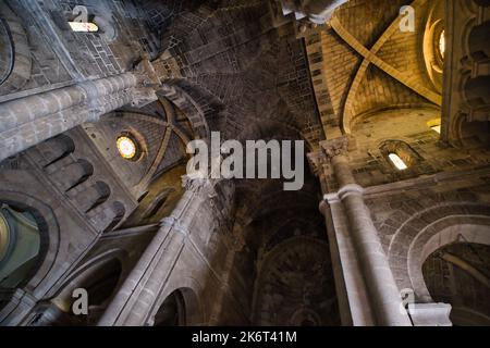 Innenansicht der Innenansicht der gotischen Kirche des Hl. Johannes des Täufers in Mdera Stockfoto