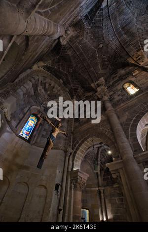 Innenansicht der Innenansicht der gotischen Kirche des Hl. Johannes des Täufers in Mdera Stockfoto