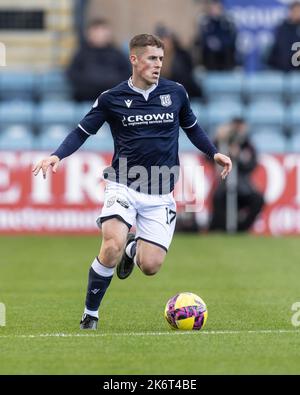 Dens Park, Dundee. 15. Oktober 2022. Scottish Championship Football, Dundee versus Ayr United; Luke McCowan von Dundee Credit: Action Plus Sports/Alamy Live News Stockfoto