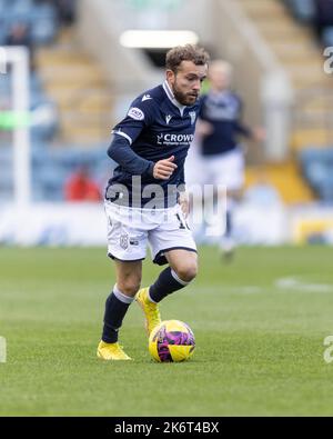 Dens Park, Dundee. 15. Oktober 2022. Scottish Championship Football, Dundee versus Ayr United; Paul McMullan von Dundee Credit: Action Plus Sports/Alamy Live News Stockfoto