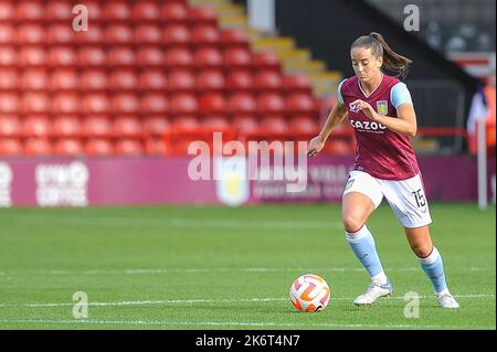 Anna Patten von Aston Villa auf dem Ball während des Women's Super League Spiels zwischen Aston Villa und West Ham, 15. 2022. Oktober (Karl W Newton/SPP) Quelle: SPP Sport Press Foto. /Alamy Live News Stockfoto