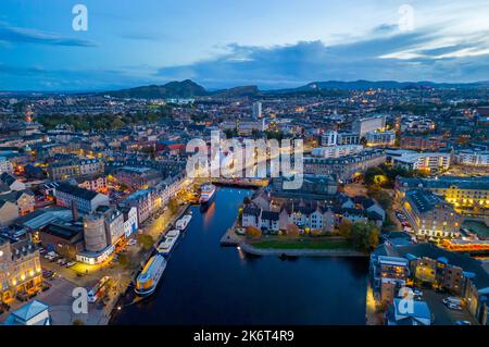 Luftaufnahme in der Dämmerung der Küste in Leith und Wasser des Leith Flusses, Edinburgh, Schottland, Großbritannien Stockfoto