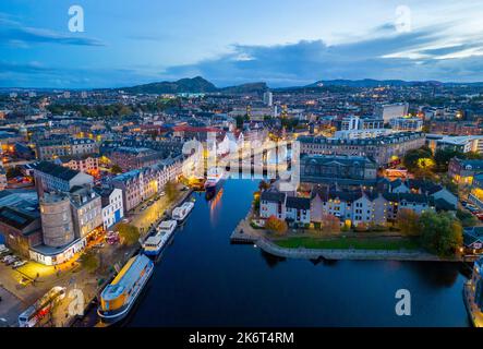 Luftaufnahme in der Dämmerung der Küste in Leith und Wasser des Leith Flusses, Edinburgh, Schottland, Großbritannien Stockfoto