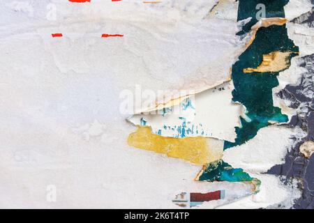 Alte Grunge zerrissen Collage Poster zerknittert zerknittert Papier Plakette Textur Hintergrund. Zerrissene verblasste Papierhintergrund Oberfläche Plakat Stockfoto