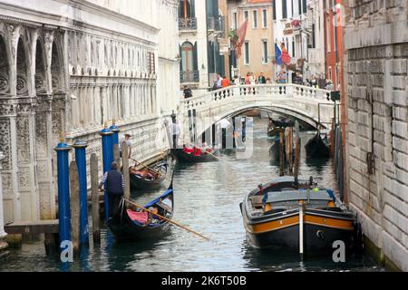 Gondeln auf den Kanälen in Venedig Stockfoto