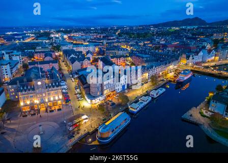 Luftaufnahme in der Dämmerung der Küste in Leith und Wasser des Leith Flusses, Edinburgh, Schottland, Großbritannien Stockfoto