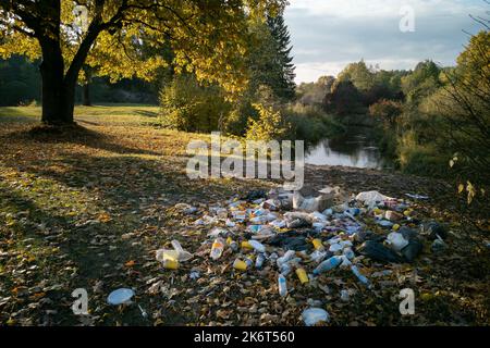 Müllhaufen im Wald. Müllhaufen nach dem Picknick in der Nähe des Flusses. Umweltverschmutzung. Ökologisches Problem. Hochwertige Fotos per Telefon. Stockfoto