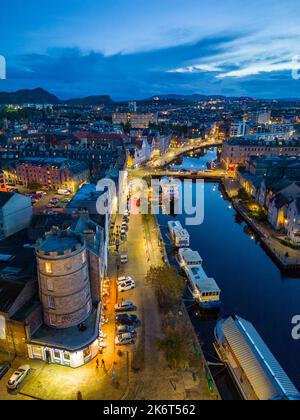 Luftaufnahme in der Dämmerung der Küste in Leith und Wasser des Leith Flusses, Edinburgh, Schottland, Großbritannien Stockfoto