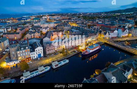 Luftaufnahme in der Dämmerung der Küste in Leith und Wasser des Leith Flusses, Edinburgh, Schottland, Großbritannien Stockfoto