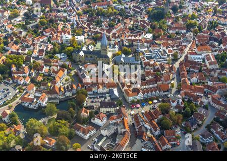 Luftaufnahme, Altstadt mit St. Petri (Alde Kerke) und die katholische Kirche St.-Patrokli-Dom, Soest, Soester Börde, Nordrhein-Westfalen, Deutschland, Alter Abschlepper Stockfoto