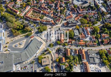 Luftaufnahme, City-Center am Bahnhof mit Verkehrskreis Brüdertor, Walburger, Soest, Soester Börde, Nordrhein-Westfalen, Deutschland, DE, Shopping, Sho Stockfoto