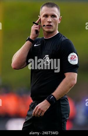 Wolverhampton, Großbritannien. 15.. Oktober 2022. Schiedsrichter Thomas Bramall während des Spiels in der Premier League in Molineux, Wolverhampton. Kredit: Sportimage/Alamy Live Nachrichten Stockfoto