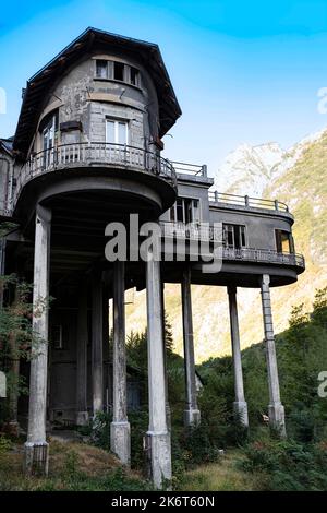 Architektur eines alten verlassenen Hauses Stockfoto