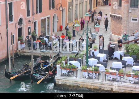 Gondeln auf den Kanälen in Venedig Stockfoto