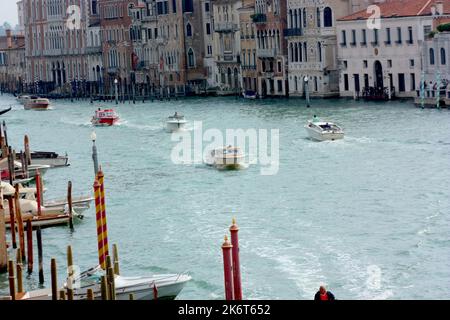 Wassertaxis auf dem Canal Grande in Venedig Stockfoto