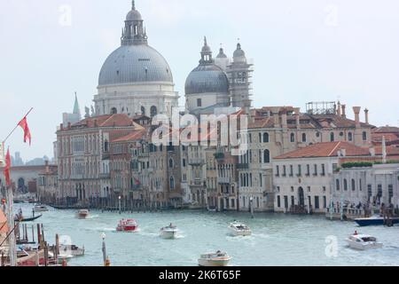 Wassertaxis auf dem Canal Grande in Venedig Stockfoto