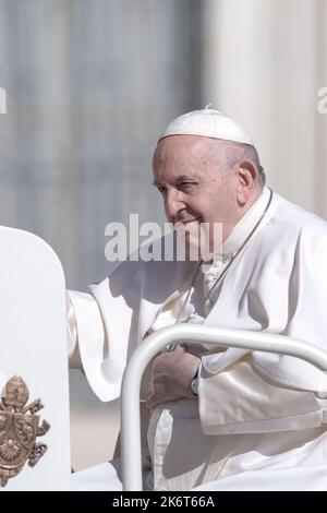 Vatikanstadt, Vatikan, 15. Oktober 2022. Papst Franziskus kommt auf dem Papamobil an, um sich mit Mitgliedern der katholischen Laienbewegung Comunione e Liberazione (Comunione e Liberazione) in St. Petersplatz. v Stockfoto