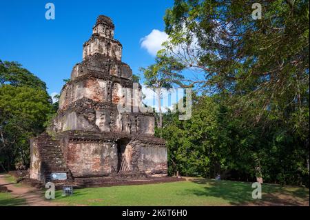 Satmahal Prasada ist das siebenstöckige Gebäude in den Ruinen von Polonnaruwa. UNESCO-Weltkulturerbe auf Sri Lanka. Stockfoto