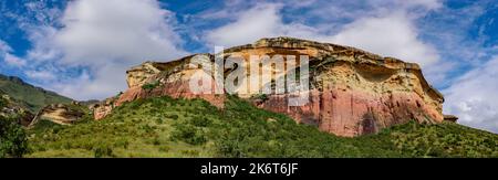 Ein Panoramablick auf Mushroom Rock im Golden Gate Highlands National Park. Dieses Naturschutzgebiet ist Teil der Maluti-Berge, die zur Dra gehören Stockfoto