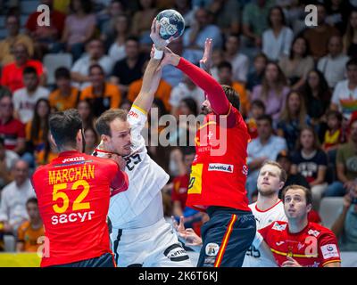 15. Oktober 2022, Spanien, Jaén: Handball: EHF Euro Cup, Spanien - Deutschland, Matchday 2. Kai Häfner (MT Melsungen, M) tritt gegen den spanischen Ruben Marchan (l.) und Jorge Maqueda in die Bühne. Foto: Sascha Klahn/dpa Kredit: dpa picture Alliance/Alamy Live News Stockfoto