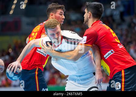 15. Oktober 2022, Spanien, Jaén: Handball: EHF Euro Cup, Spanien - Deutschland, Matchday 2. Philipp Weber (SC Magdeburg, M) übernimmt den spanischen Ruben Marchan (r) und Alex Dujshebaev (l). Foto: Sascha Klahn/dpa Kredit: dpa picture Alliance/Alamy Live News Stockfoto