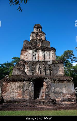 Satmahal Prasada ist das siebenstöckige Gebäude in den Ruinen von Polonnaruwa. UNESCO-Weltkulturerbe auf Sri Lanka. Stockfoto