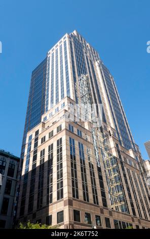 420 Fifth Avenue ist ein Hochhaus aus poliertem rotem Granit und Glas in Midtown, New York City, USA 2022 Stockfoto