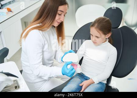 Pedodontist gibt Ratschläge zur Mundhygiene für Kinder im Kindesalter Stockfoto