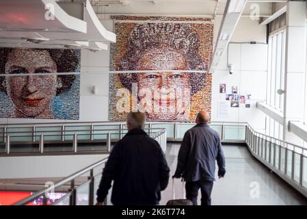 Das Mosaik der Volksmonarchen. Kunstwerke von Queen Elizabeth II, die aus kleinen Fotografien entstanden, die am Flughafen London Gatwick, Großbritannien, ausgestellt wurden. Ankommende Passagiere Stockfoto