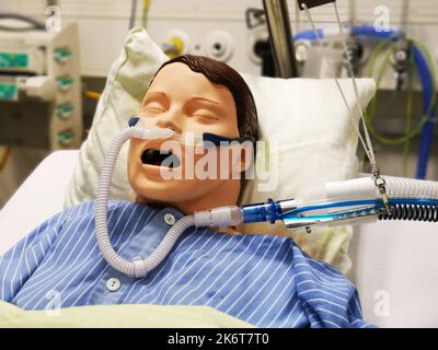 Medizinischer Dummy mit Endotrachealtubus, der auf dem Krankenhausbett liegt Stockfoto